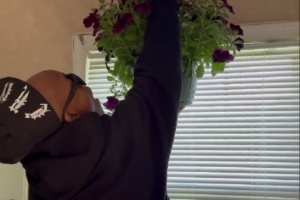 馬布里給母親買花：自來中國打球&回家時間太少 一直很想陪著母親