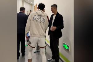 季后賽首秀轟37分11助！男籃主帥郭士強(qiáng)賽后球員通道等待林葳互動(dòng)