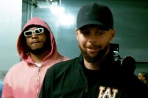 火勇G2入場(chǎng)??白魔“貼防”庫(kù)里 申京一身西服痞帥！