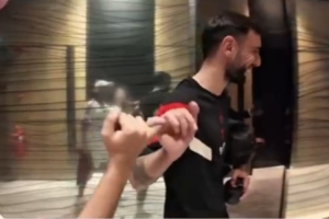 B費(fèi)向一位曼聯(lián)球迷承諾，他不會離開俱樂部????