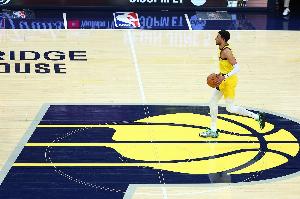 步行者上次闖進(jìn)總決賽時(shí) 當(dāng)家球星哈利伯頓僅3個(gè)月大??