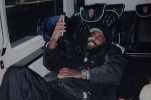 歐文曬其游艇出游照！077現(xiàn)身評(píng)論區(qū)：感謝你的邀請(qǐng)??