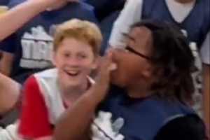 借點手感？美媒發(fā)布馬紹爾互動視頻 小朋友與其擊掌后舔了舔手