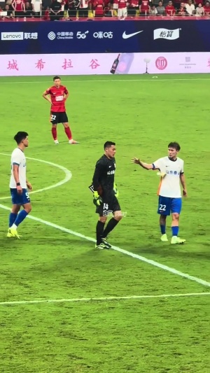 有些不爽！王大雷染紅離場時扔隊長袖標(biāo)，李源一從地上撿起來