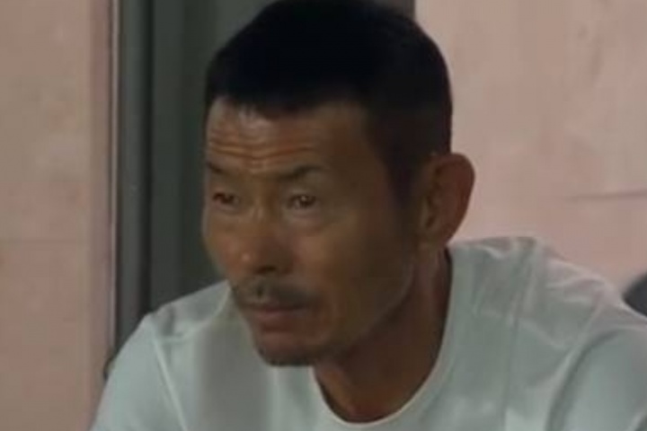 父親孫雄正現(xiàn)場觀看孫興慜的熱刺生涯告別戰(zhàn)，疑似強忍淚水