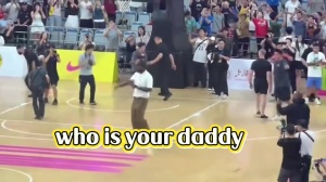 詹姆斯上交活動(dòng)現(xiàn)場(chǎng) 有球迷喊：Who’s Your Daddy？