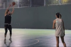 妻子幫忙撿球！付豪曬投籃訓(xùn)練視頻：美好的一切