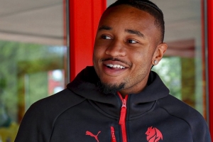 記者：萊奧將恩昆庫(kù)首次介紹進(jìn)米蘭更衣室，他柜子選在邁尼昂旁邊