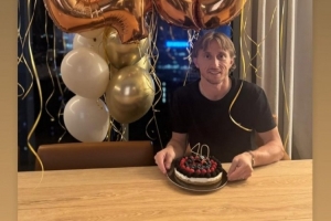 姆巴佩轉(zhuǎn)發(fā)莫德里奇慶生照片：生日快樂，兄弟??