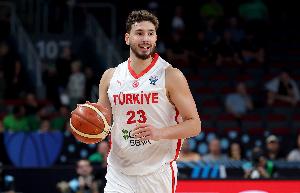 斯通：申京打出了統(tǒng)治力&身形保持不錯(cuò)&很享受比賽 我們欣喜若狂