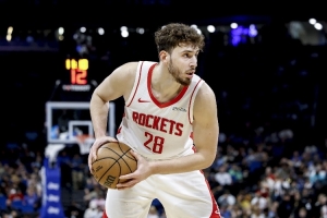 斯通：申京不是31歲的老將 他還很年輕他需要繼續(xù)進(jìn)步啊