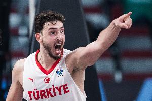 防守進(jìn)化&妙傳連連！申京15中5得15分12板6助2斷1帽 罰球8中5