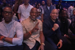 拳壇世紀(jì)之戰(zhàn)！富保羅&泰倫-盧&比盧普斯觀戰(zhàn)克勞福德VS阿瓦雷茲