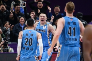 楊毅：方碩&翟曉川都在外面做球迷的買賣 但朱彥西就是打球