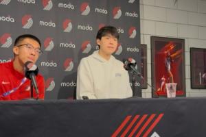 隊(duì)記：瀚森能聽懂更多英文了 面對(duì)英文提問也不等翻譯就開始思考