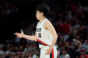 隊記：如果楊瀚森繼續(xù)發(fā)揮出色 球隊會為他設(shè)計更多戰(zhàn)術(shù)