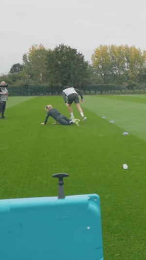 憐香惜玉?迭戈-科斯塔訓(xùn)練賽撞飛女足球員，特里直呼黃牌黃牌