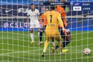 假摔！顏駿凌出擊蘭克爾-澤倒地，主裁看VAR后判定蘭克爾-澤假摔