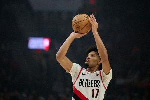 穩(wěn)定輸出！夏普半場7中3拿到9分1板1助1斷