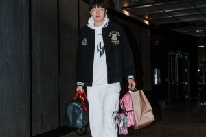 真是喜歡！開拓者曬球員入場照：楊瀚森依然帶著粉色小書包