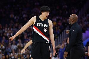 爵士內(nèi)線儲(chǔ)備充足讓楊瀚森在防守上不適應(yīng) 比盧普斯可以試試雙塔