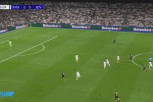 尤文連續(xù)配合反擊，卡盧盧傳中被阿森西奧解圍