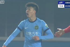 何超故意手球染黃，裁判未吹浙江有利進攻，王鈺棟憤怒砸球