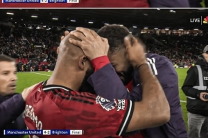 蜂王與狼王！賽后曼聯(lián)兩大新援姆伯莫和庫尼亞緊緊擁抱慶祝勝利