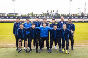 上海申花點(diǎn)球取勝捧杯，首屆“錢潮杯”國際青少年足球邀請賽收官