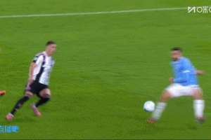 前裁判：吉拉踩小孔塞桑是明顯的點球，不解為什么裁判沒進行回看