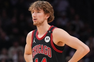 表現(xiàn)不俗！布澤利斯半場11投7中&三分2中2 得到17分3板1斷