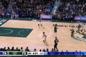 信手拈來！庫里推反擊被提前犯規(guī) 超遠三分隨手一扔鉆入網(wǎng)窩