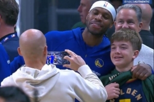 一對(duì)兒活寶！巴特勒不敢相信有小孩穿希爾德球衣 后者搶著送合影