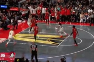 這手感！約基奇轉(zhuǎn)身背打 柔和手感一拋成功打2+1