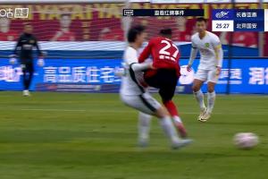 逃過一劫？卡米洛飛蹬江文豪腹部染黃，VAR介入認(rèn)定非紅牌