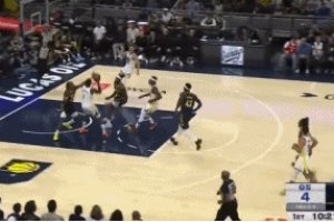 摧枯拉朽！庫(kù)明加反擊接球起飛 力壓防守雙手暴力隔扣