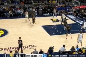 一飛沖天！庫(kù)明加中路長(zhǎng)驅(qū)直入 起飛滑翔雙手暴力虐筐