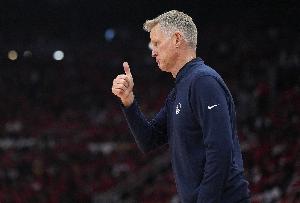 科爾：我們看到錯位就強(qiáng)行攻低位 在05年或許有效但現(xiàn)在行不通了