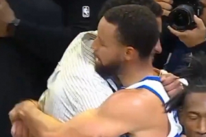 聊了點啥？庫里賽后和哈利伯頓擁抱寒暄 后者喜笑顏開