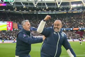 不容易！取得上任西漢姆聯(lián)后首勝，努諾場邊與教練組激動相擁