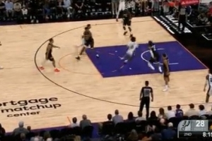 太穩(wěn)了！哈珀突破背后運(yùn)球過掉防守 上籃打成2+1