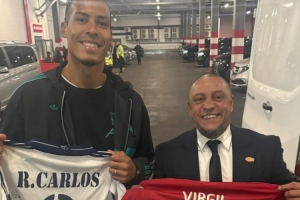 傳奇同框！范戴克與卡洛斯互換球衣，兩代頂級(jí)后衛(wèi)惺惺相惜