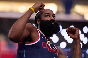 拆彈專家！哈登弧頂接鍋轟進(jìn)超遠(yuǎn)壓哨三分