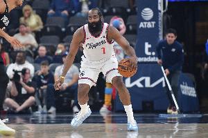 哈登半場9中4&三分5中2拿10分8板5助 拼3前場板&也出現(xiàn)3失誤