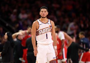 今天當(dāng)綠葉！布克26分鐘13投8中 高效砍下19分3助攻