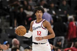 小伙子繼續(xù)加油！卡梅隆·克里斯蒂先搶斷反擊送助攻 再命中三分