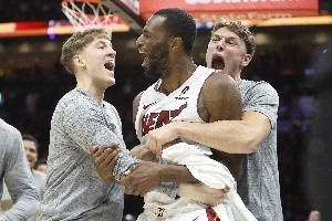 笑容溫暖純真??維金斯絕殺后被隊(duì)友圍繞慶祝 嘴哥經(jīng)典咧嘴大笑