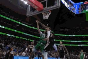 少年腰挺好！弗拉格轉(zhuǎn)身過人 空中對抗字母哥上籃打進反超