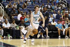 黃蜂主帥：克尼佩爾始終保持自己風(fēng)格不斷進(jìn)步 為他表現(xiàn)感到驕傲