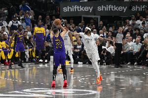 東契奇湖人生涯已經(jīng)打出17場(chǎng)30+5+5 已追平濃眉&僅用35場(chǎng)